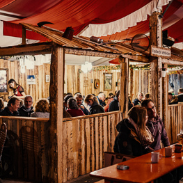 Bierzelt Box rustikal mit Holz verkleidet