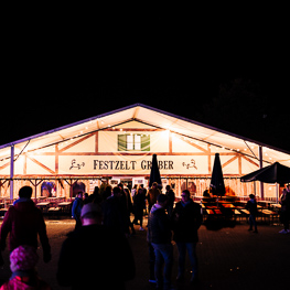 Bierzelt von außen, beleuchtet bei Nacht