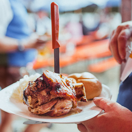 Portion gegrillte Schweinshaxe serviert